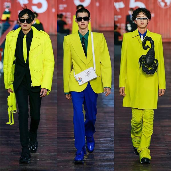 Na foto 3 modelos com roupas na cor amarela no Desfile Louis Vuitton em Shanghai