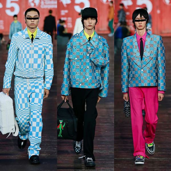 Na foto três modelos no Desfile Louis Vuitton em Shanghai