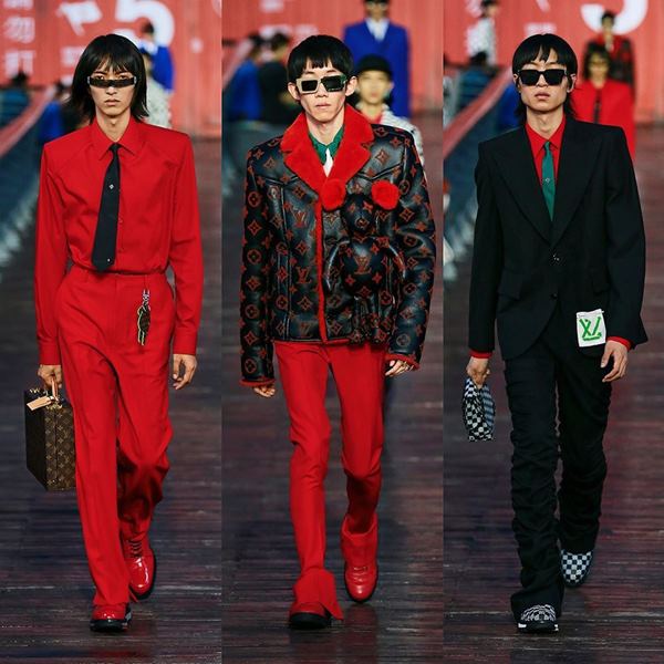 Na foto 3 modelos com terno vermelho no Desfile Louis Vuitton em Shanghai