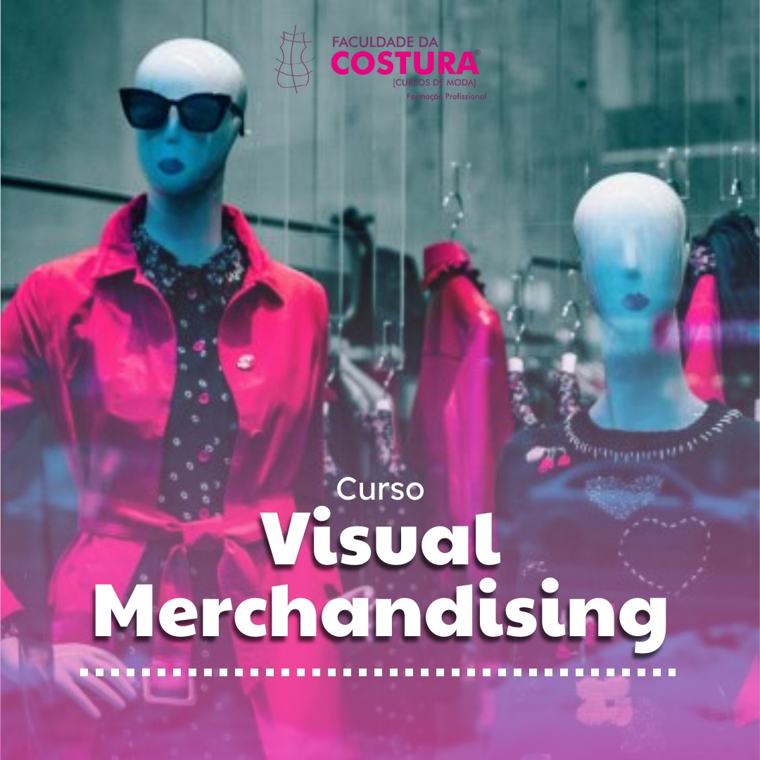 Vitrine com dois manequins, logomarca da Faculdade da Costura na parte superior, chamada para o curso Curso de Visual Merchandising 