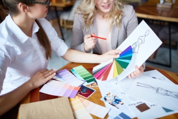 Duas mulheres conversando e estudando consultoria de imagem