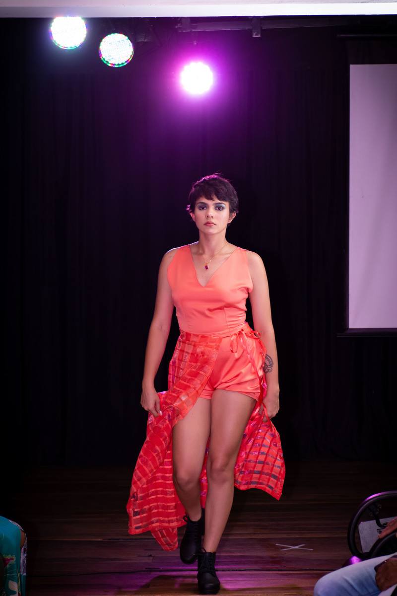 Modelo desfilando na passarela no Fashion Day Faculdade da Costura no teatro de Bolso de Uberlândia