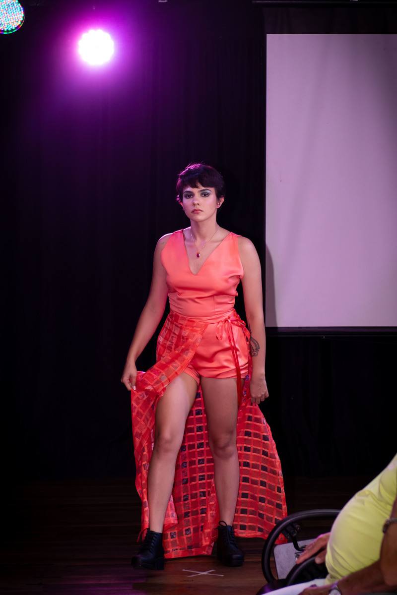 Modelo desfilando na passarela no Fashion Day Faculdade da Costura no teatro de Bolso de Uberlândia