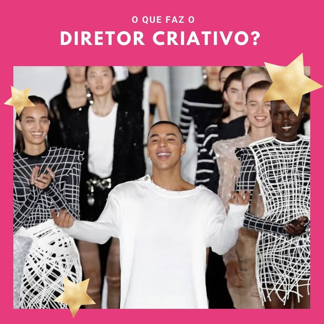 Na foto mostra um homem de camiseta branca que trata-se de um diretor criativo de uma marca  e a sua volta diversas pessoas participando do encerramento de um desfile de moda.