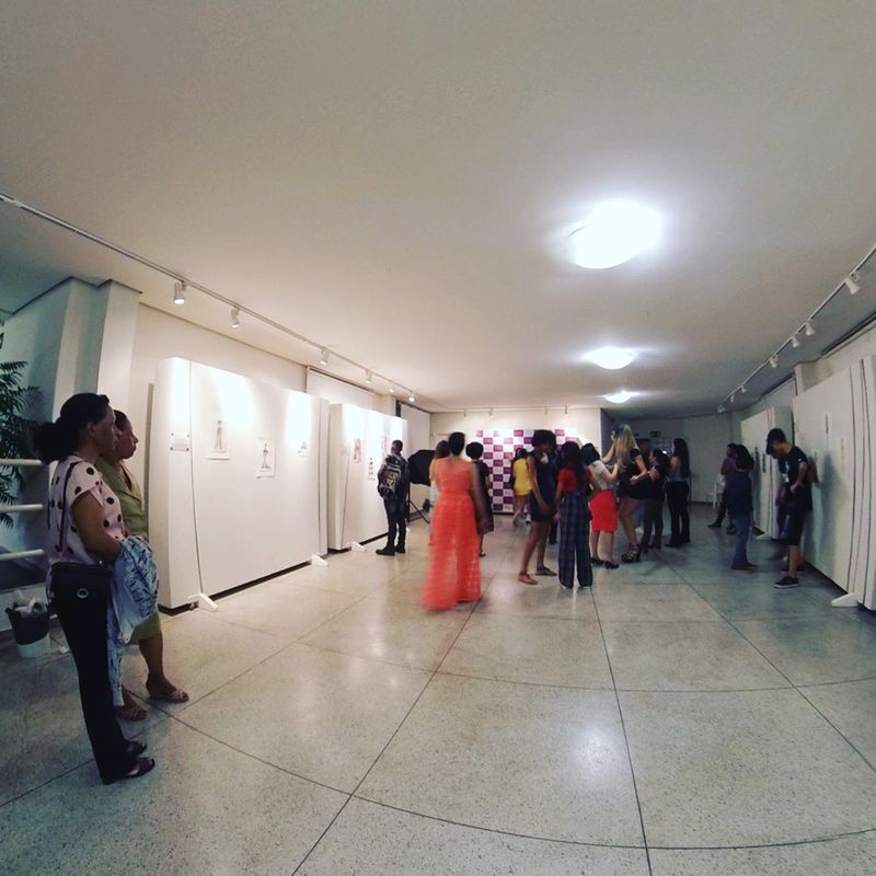 Pessoas visitando o teatro de bolso de Uberlândia para ver o Evento Fashion Day Faculdade da Costura