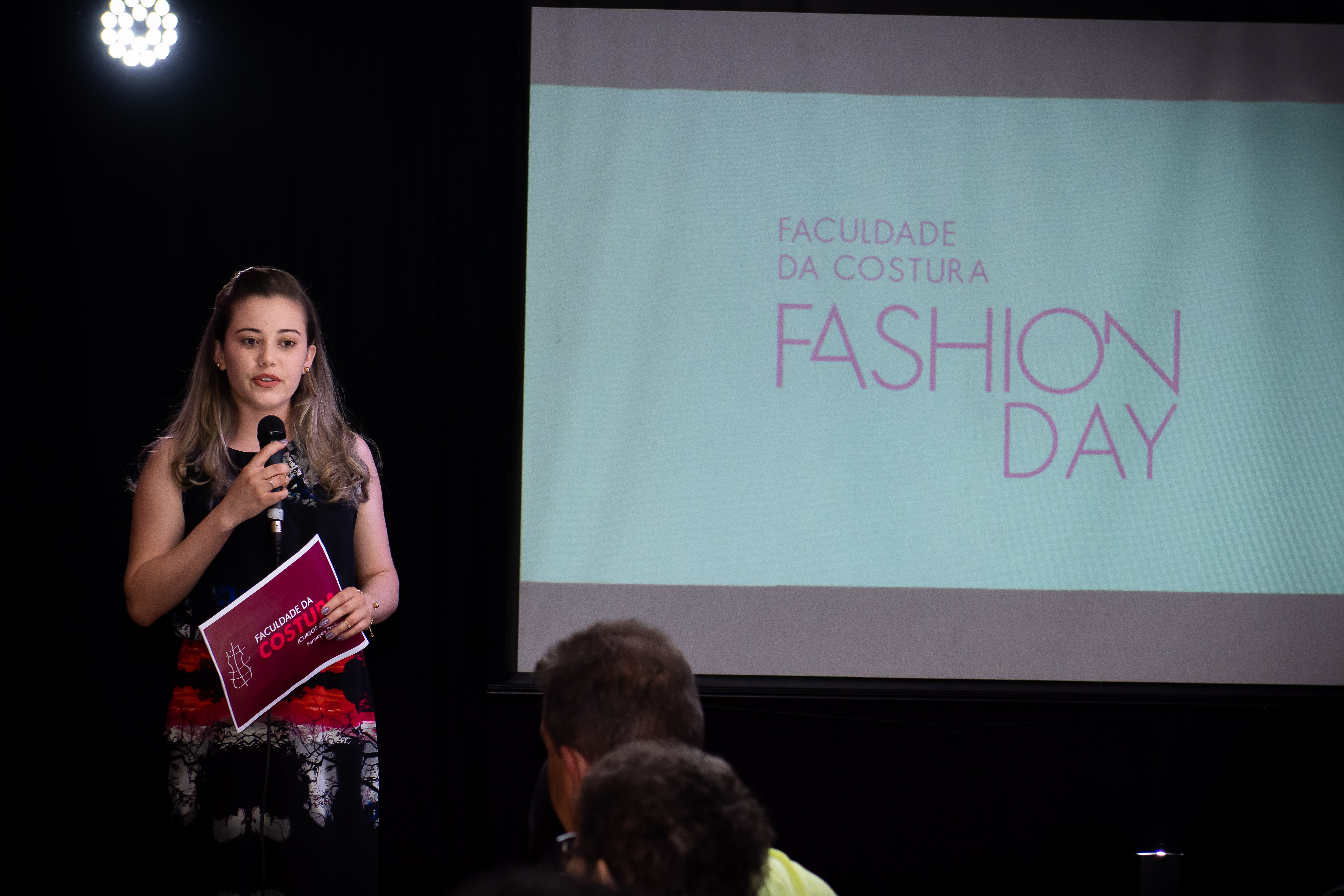 Aluna Gabriela fazendo abertura do Evento Fashion Day Faculdade da Costura