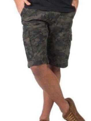 Imagem mostrando apenas a parte de baixo de um homem com bermuda cargo militar