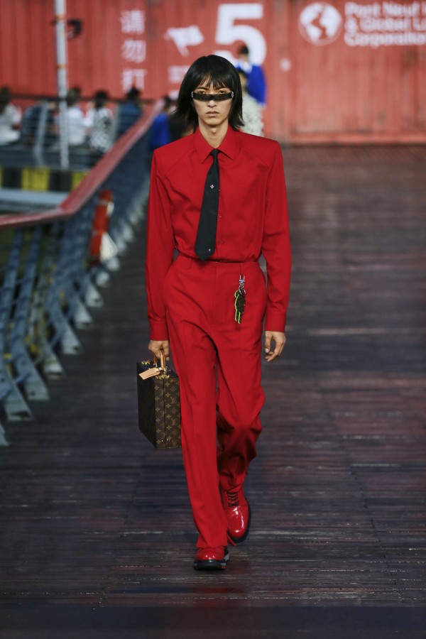Na foto modelo vestido de terno vermelho no Desfile Louis Vuitton em Shanghai