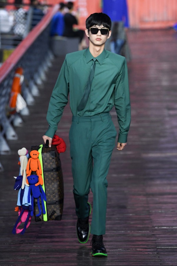 Na foto modelo vestido de calça e camisa verde no Desfile Louis Vuitton em Shanghai