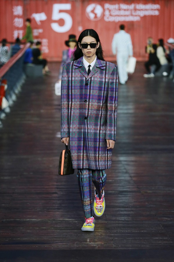 Na foto modelo vestido de casaco geométrico no Desfile Louis Vuitton em Shanghai