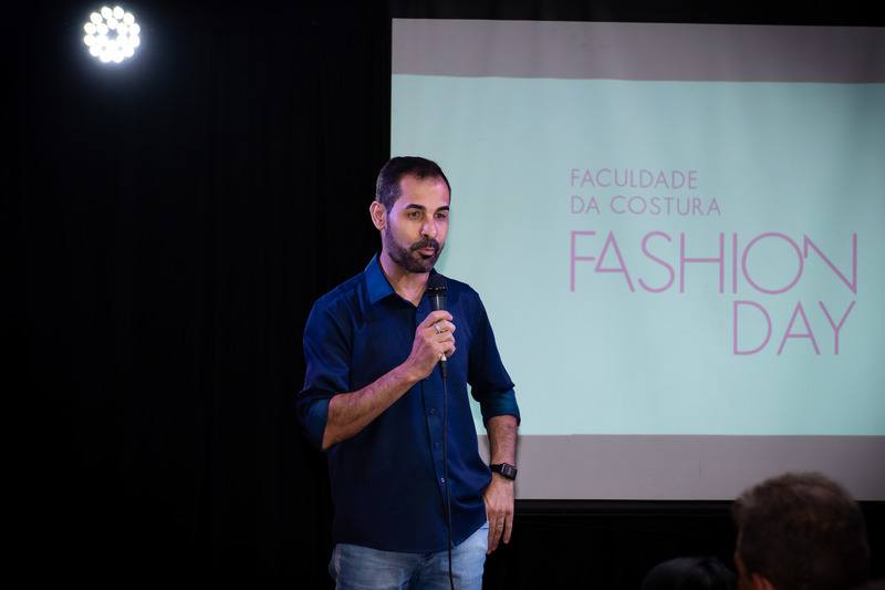 Gledson Vieira, diretor da Faculdade da Costura fazendo abertura do Fashion Day Faculdade da Costura
